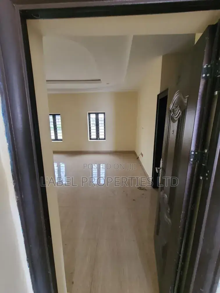 3bdrm Block of Flats in Standard Estate for rent