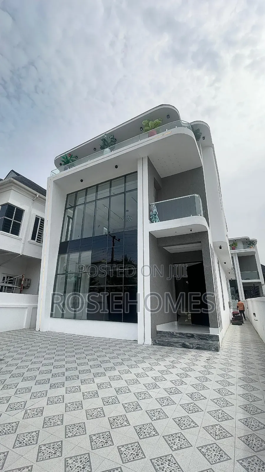 5bdrm Duplex in Free Estate, Chevron for sale