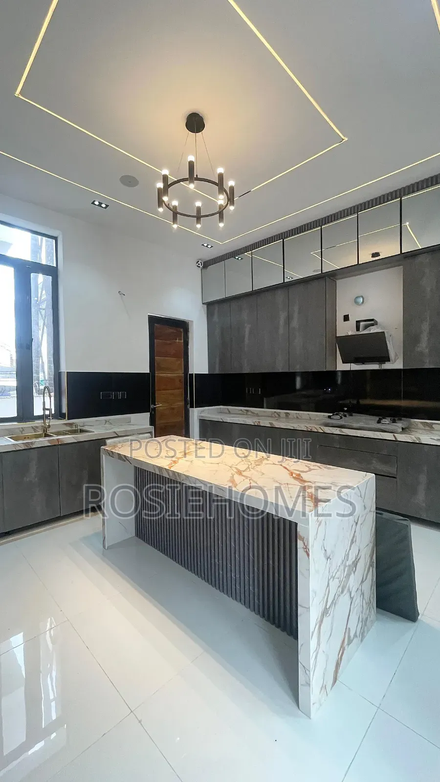 5bdrm Duplex in Free Estate, Chevron for sale