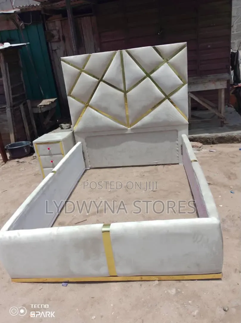 Stunning Luxury Quality 41⁄2by6 Upholstery Padded Bedframe