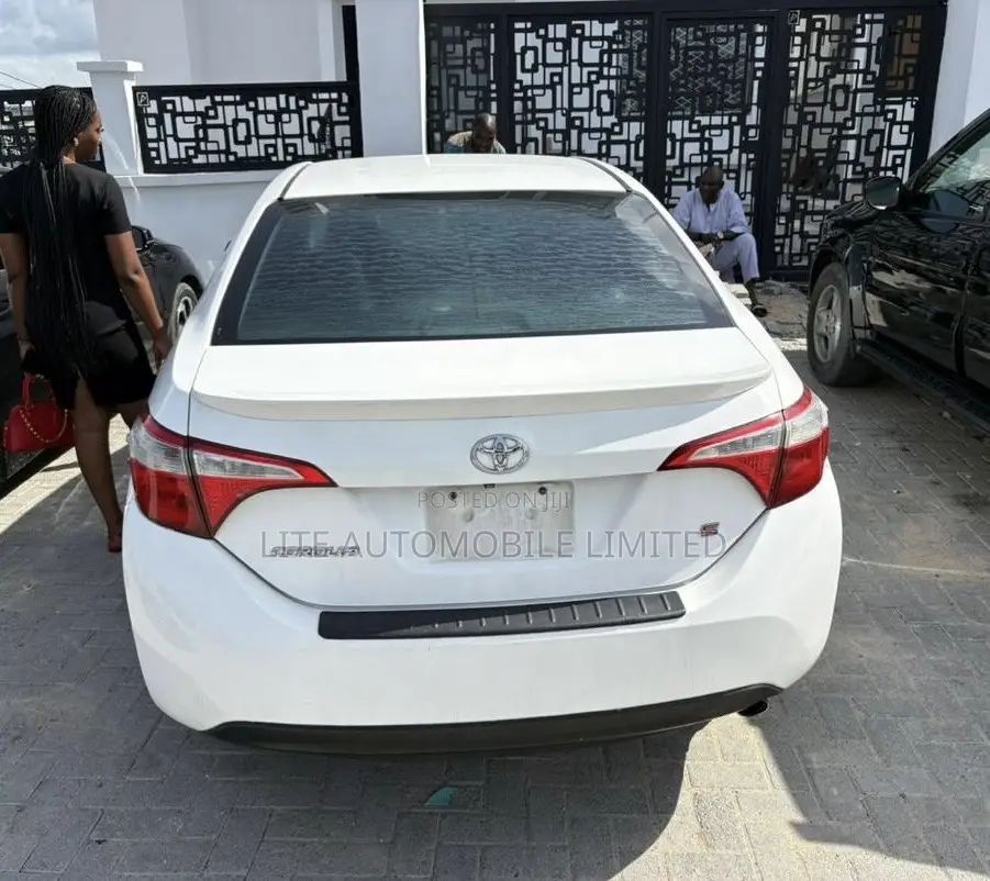 Toyota Corolla LE 4dr Sedan (1.8L 4cyl CVT) 2016 White