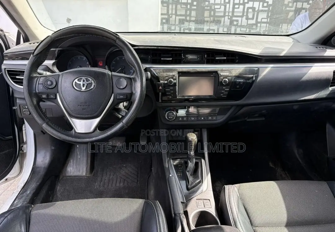 Toyota Corolla LE 4dr Sedan (1.8L 4cyl CVT) 2016 White