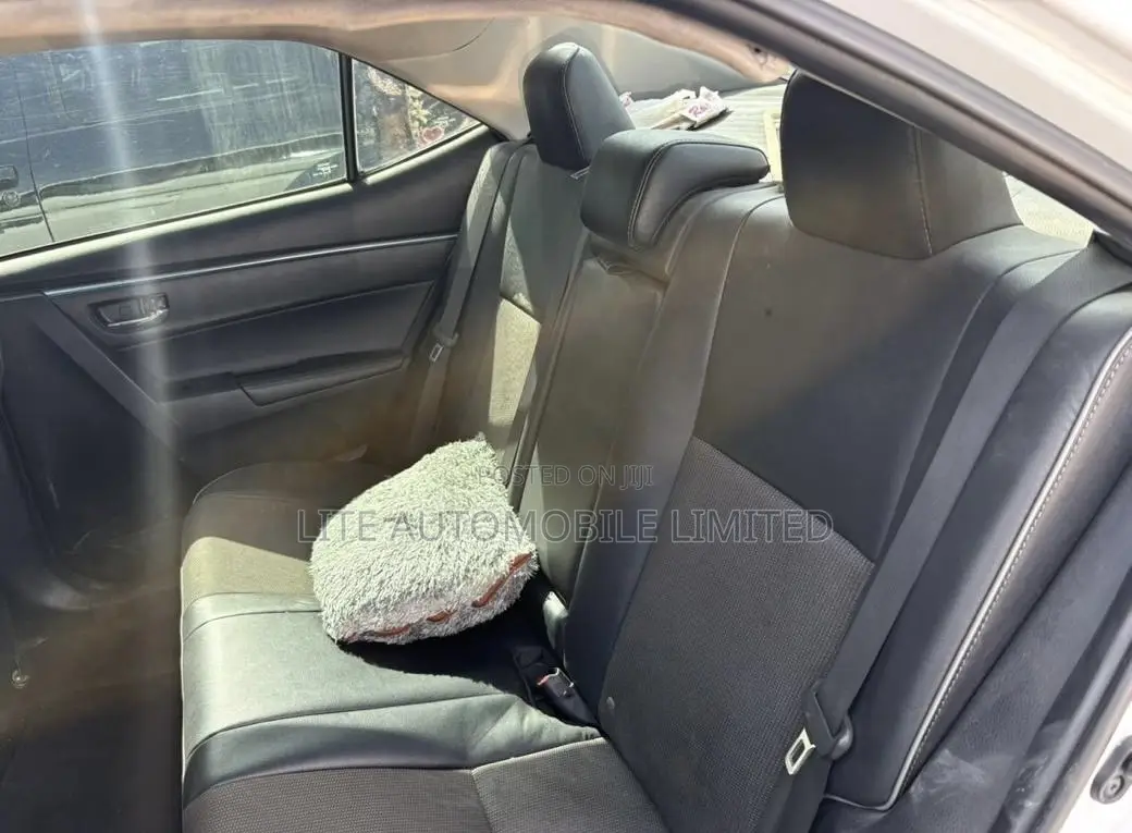 Toyota Corolla LE 4dr Sedan (1.8L 4cyl CVT) 2016 White
