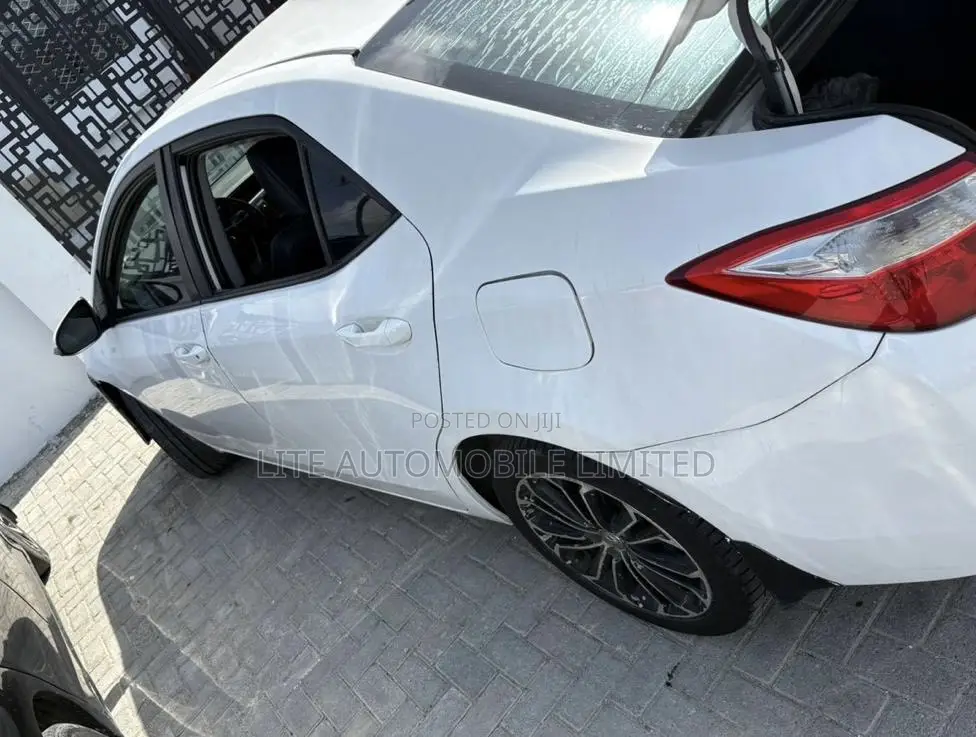 Toyota Corolla LE 4dr Sedan (1.8L 4cyl CVT) 2016 White