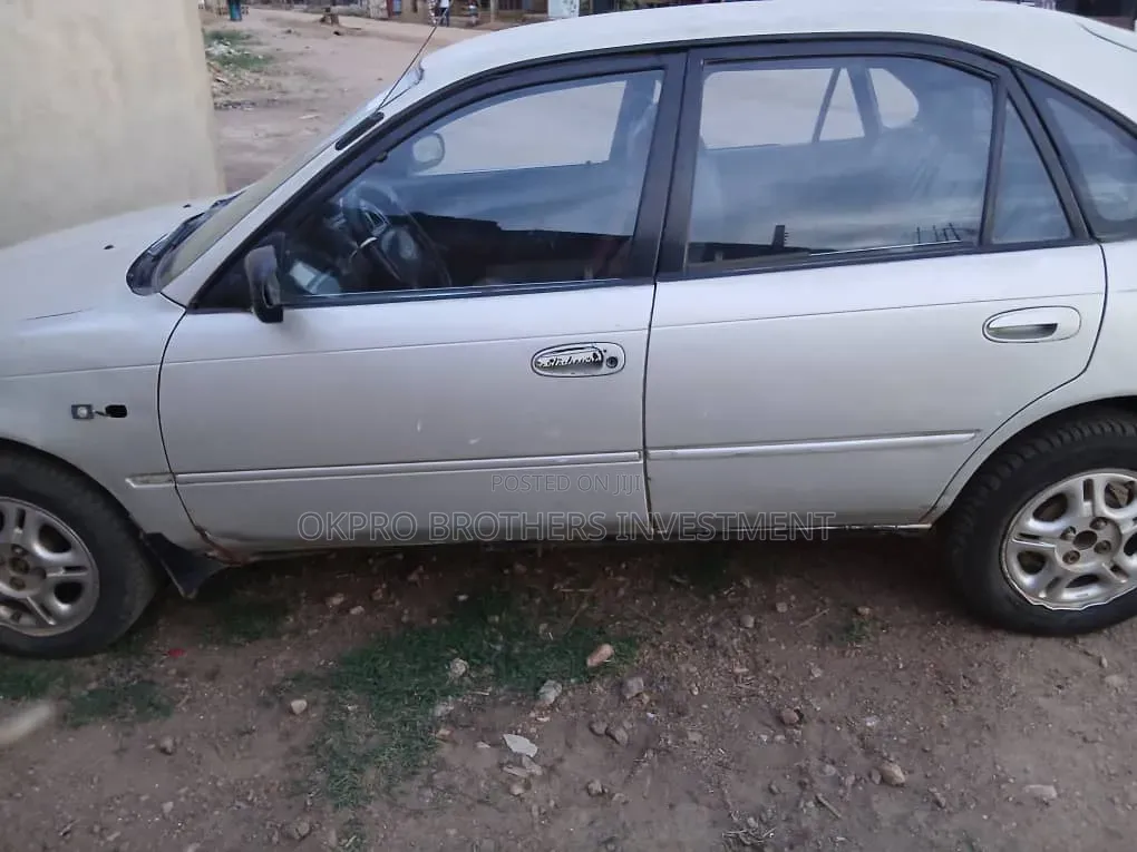 Toyota Corolla Hatchback 1999 White