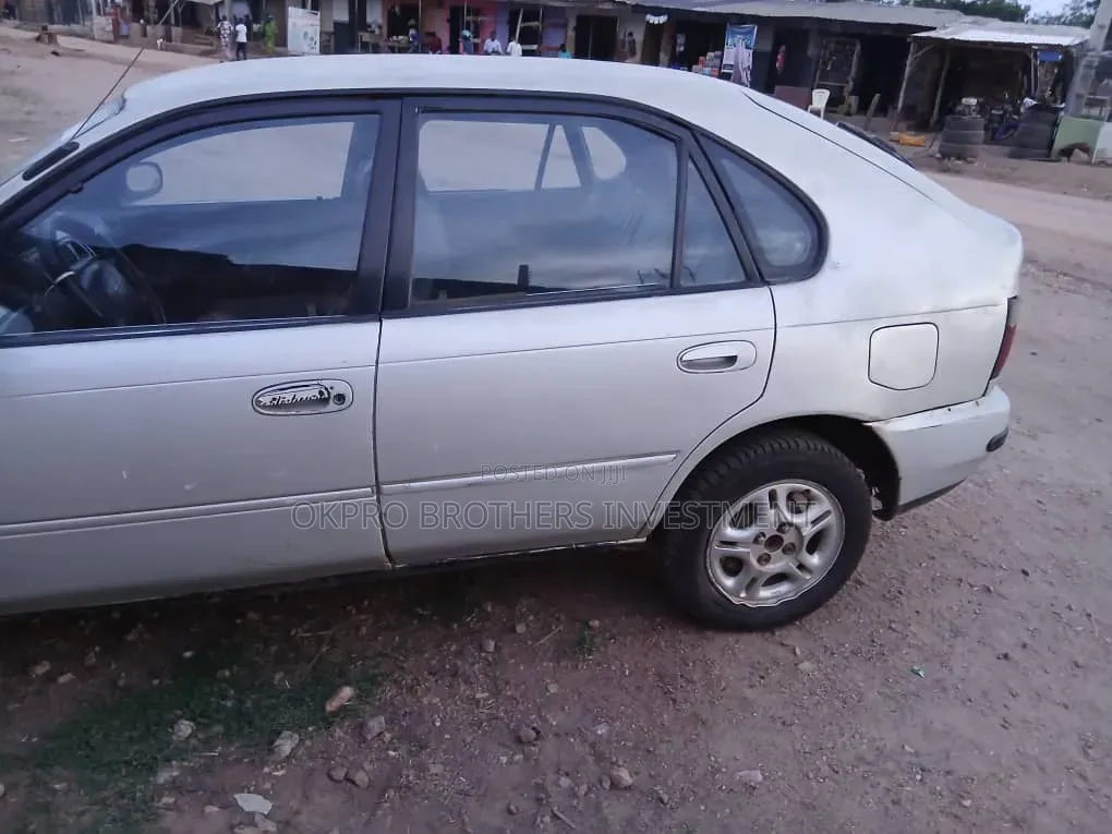 Toyota Corolla Hatchback 1999 White