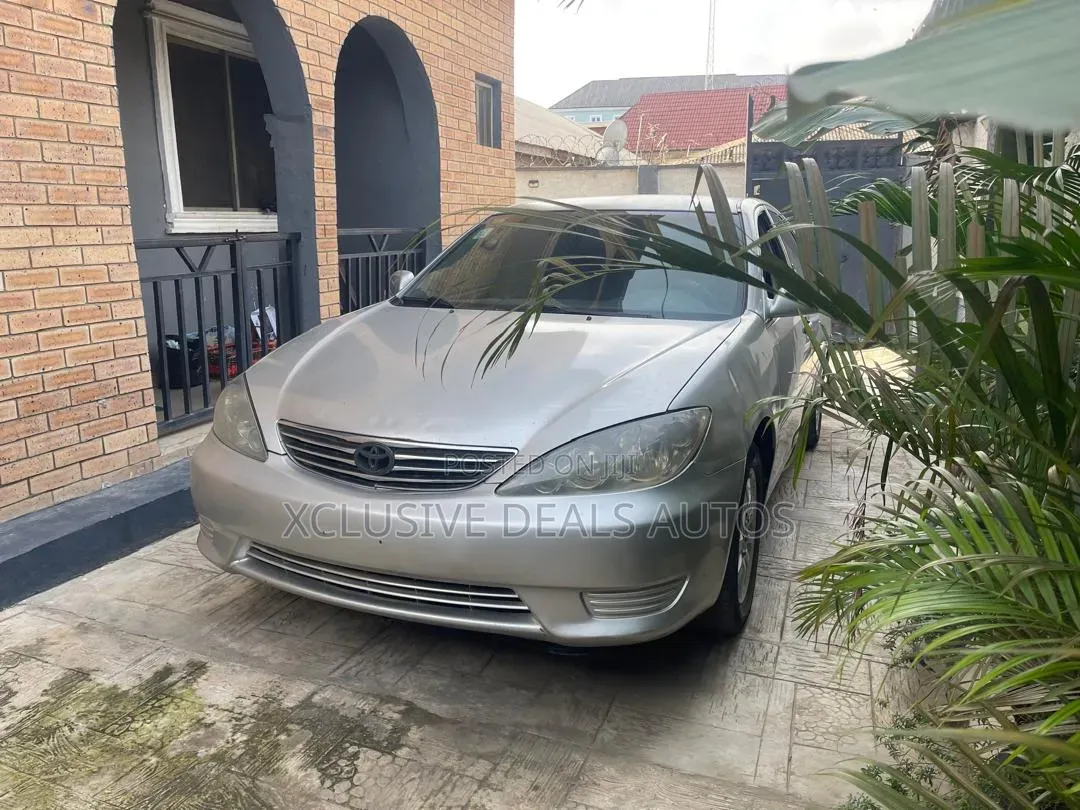 Toyota Camry LE 4dr Sedan (2.4L 4cyl 5A) 2005 Silver