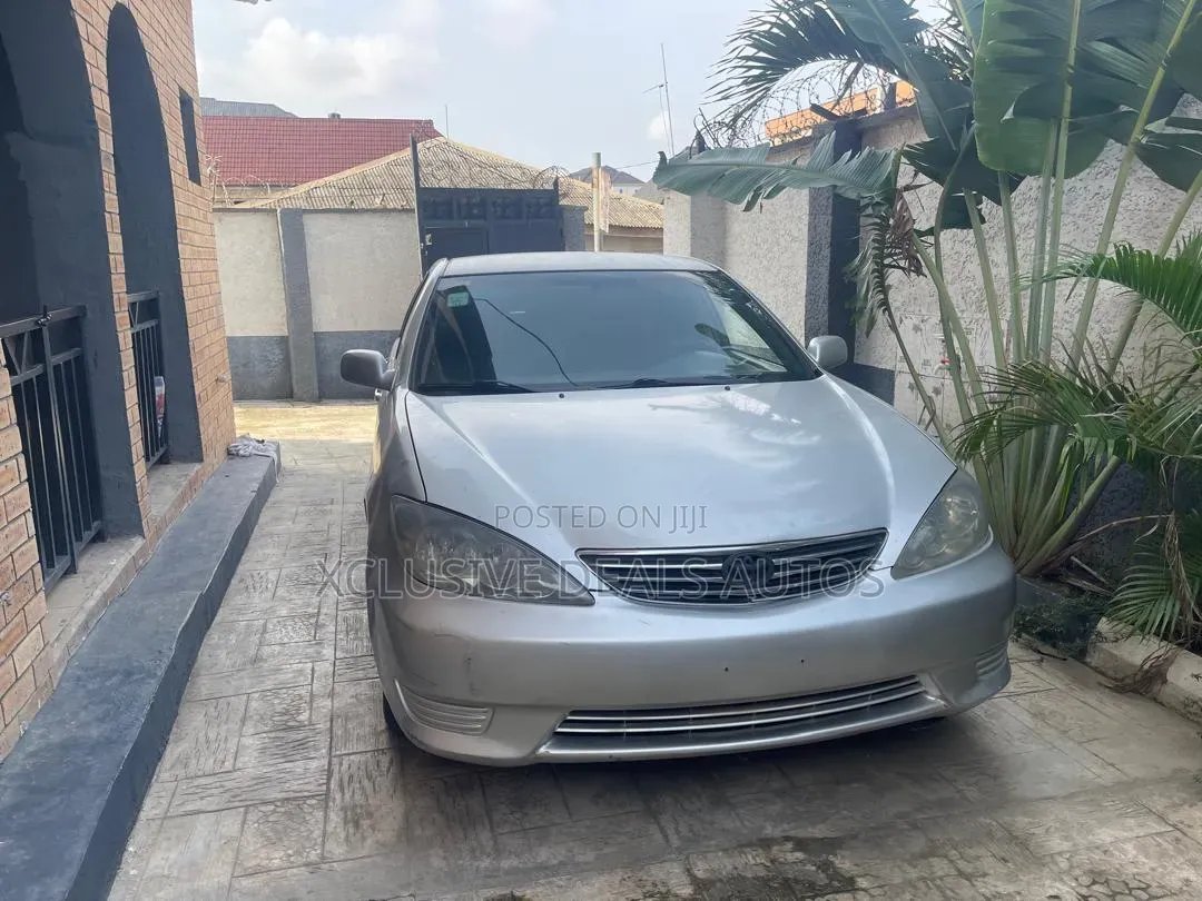 Toyota Camry LE 4dr Sedan (2.4L 4cyl 5A) 2005 Silver
