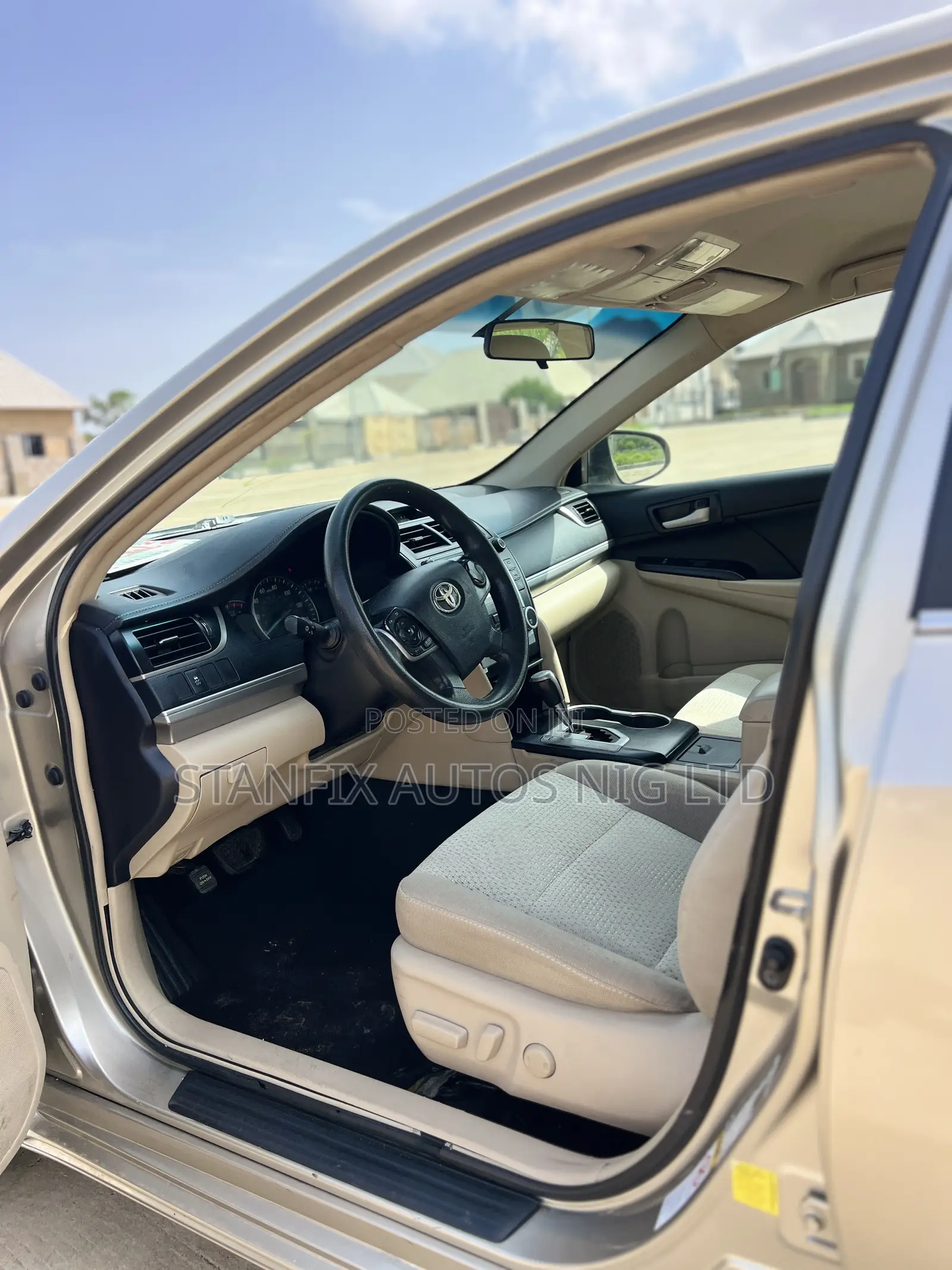 Toyota Camry LE 4dr Sedan (2.5L 4cyl 6A) 2014 Gold