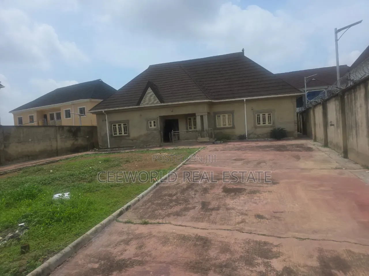 3bdrm Bungalow in Unity Estate Elebu, Akala Express for rent