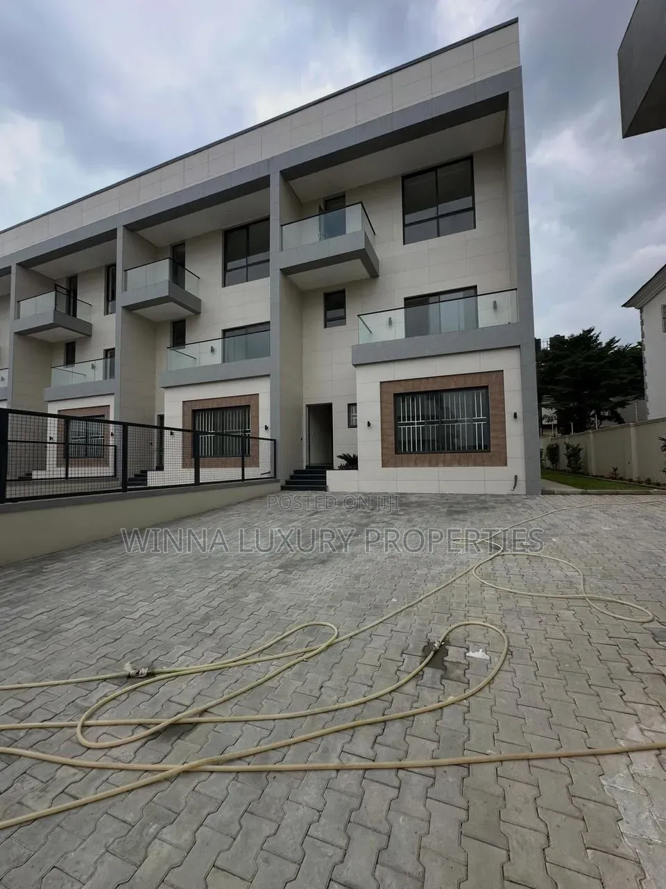 6bdrm Townhouse/Terrace in Katampe Extension for sale
