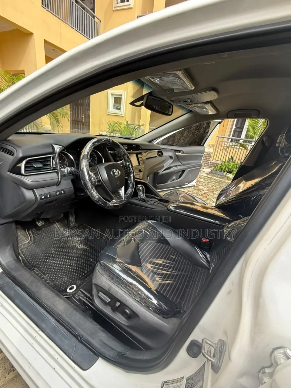 Toyota Camry SE (2.5L 4cyl 8A) 2019 White
