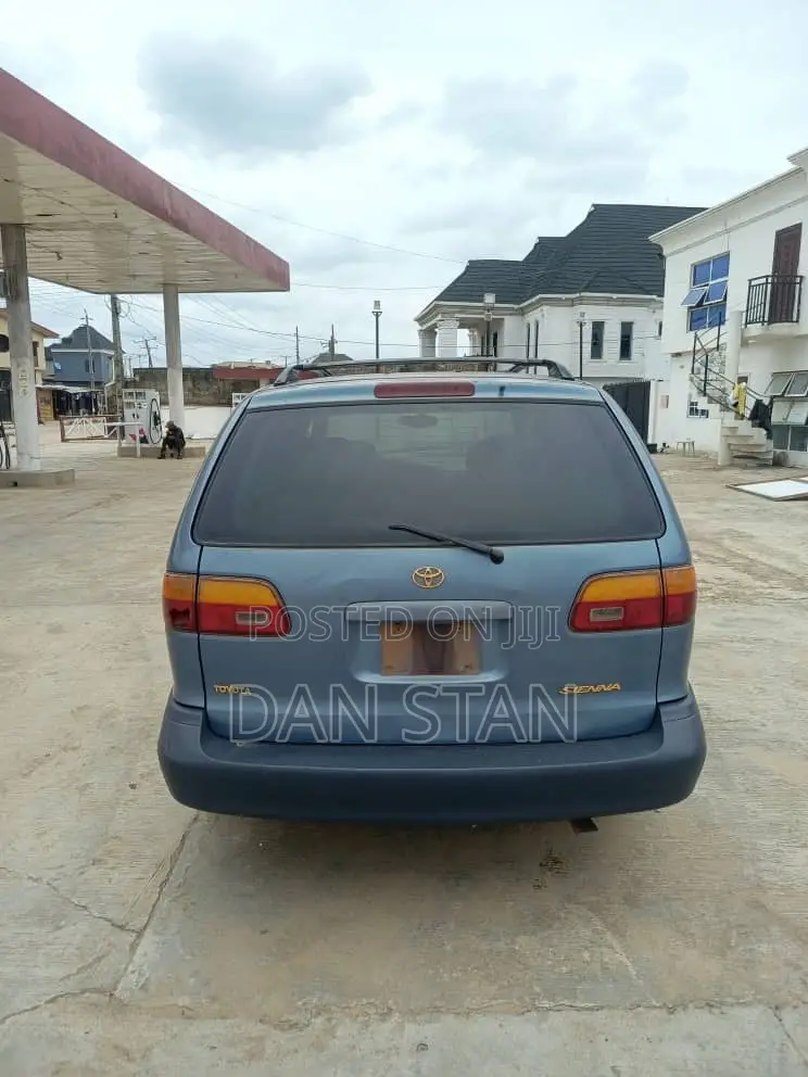 Toyota Sienna 1999 Blue