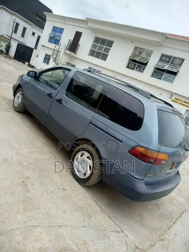 Toyota Sienna 1999 Blue