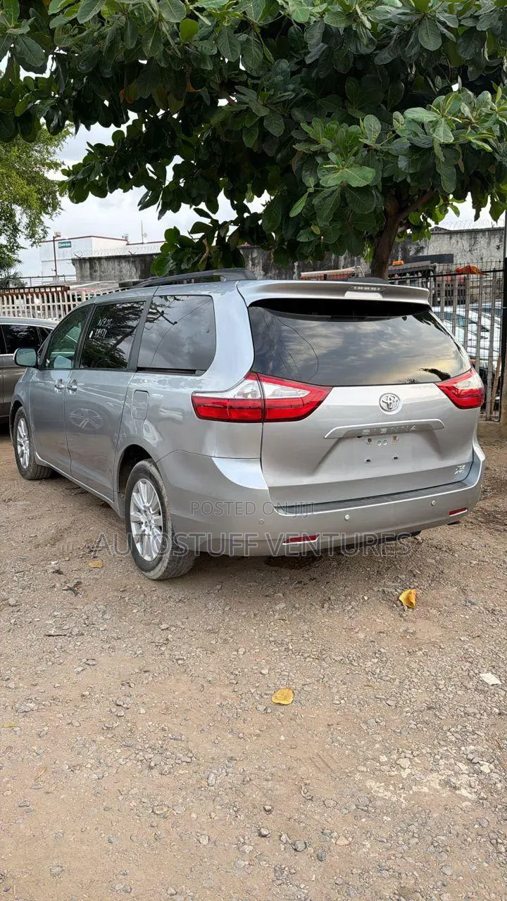 Toyota Sienna 2017 Silver