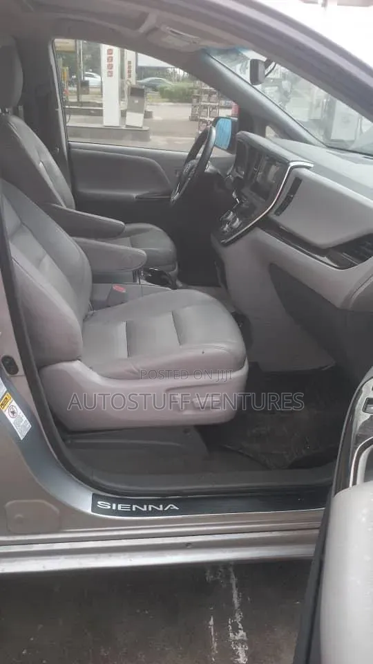 Toyota Sienna 2017 Silver