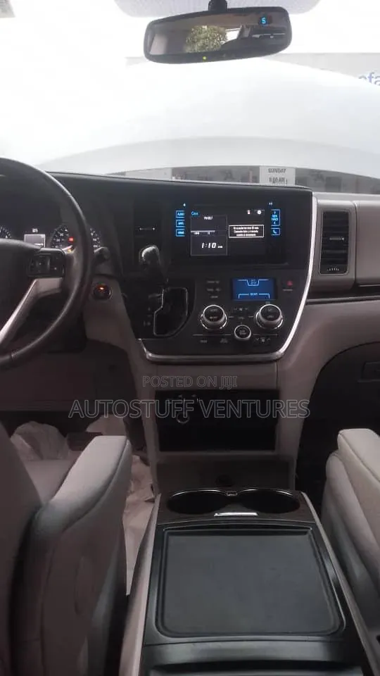 Toyota Sienna 2017 Silver