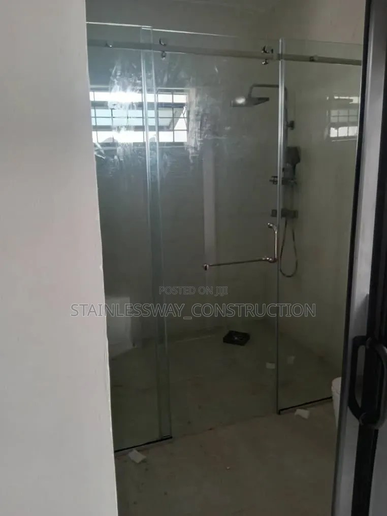 Novaglass Showers – New, Bright, Modern