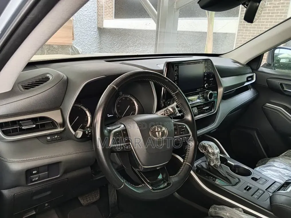Toyota Highlander XLE 2021 Gray