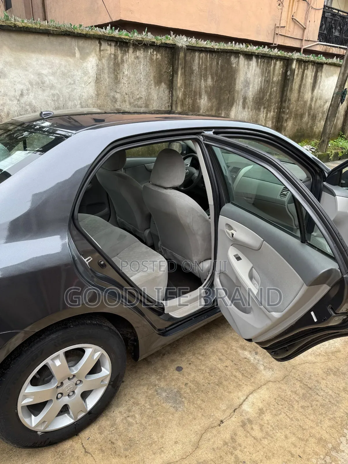 Toyota Corolla LE 4dr Sedan (1.8L 4cyl 4A) 2011 Matt Black