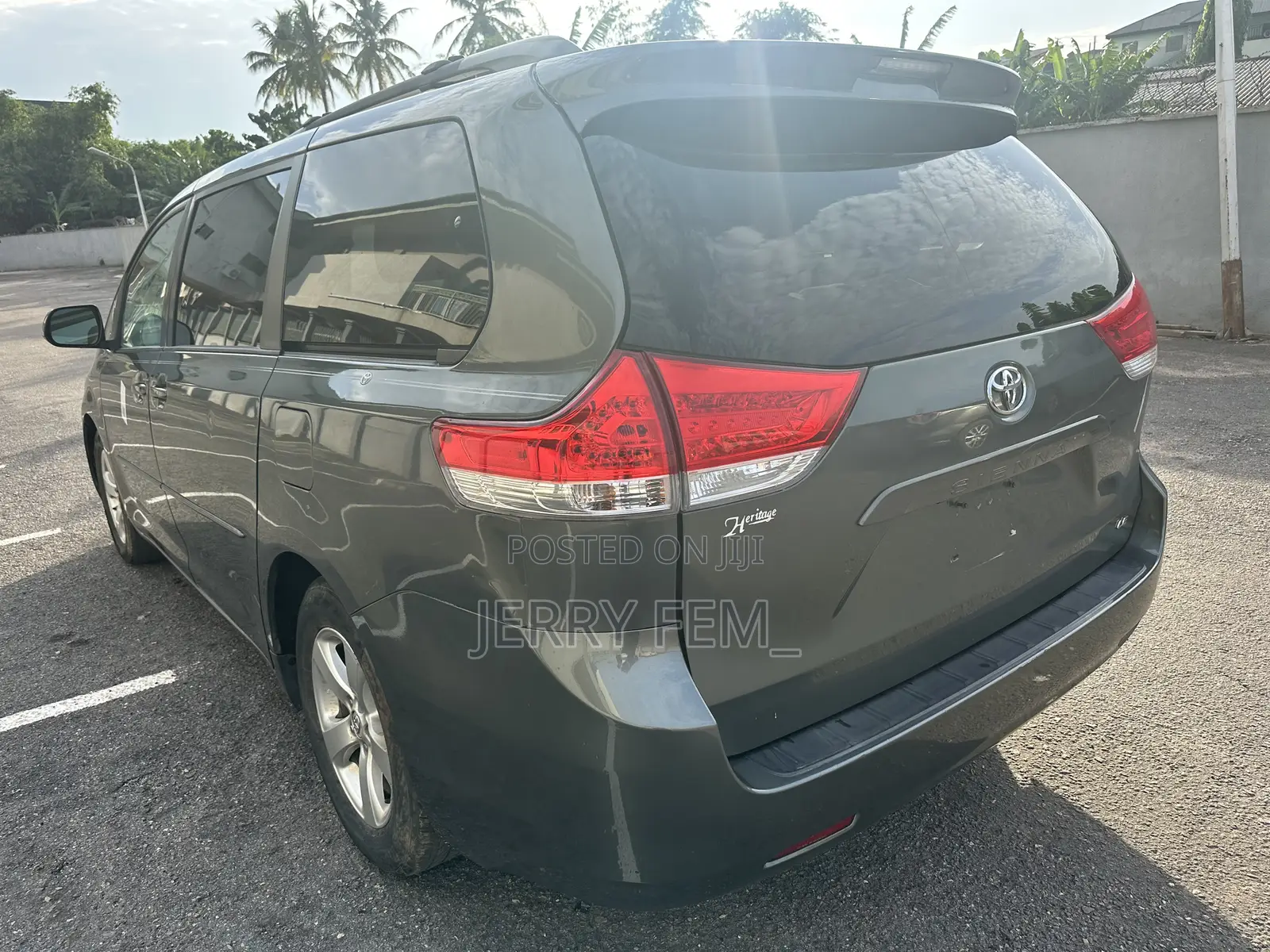 Toyota Sienna XLE FWD 8-Passenger 2013 Gray