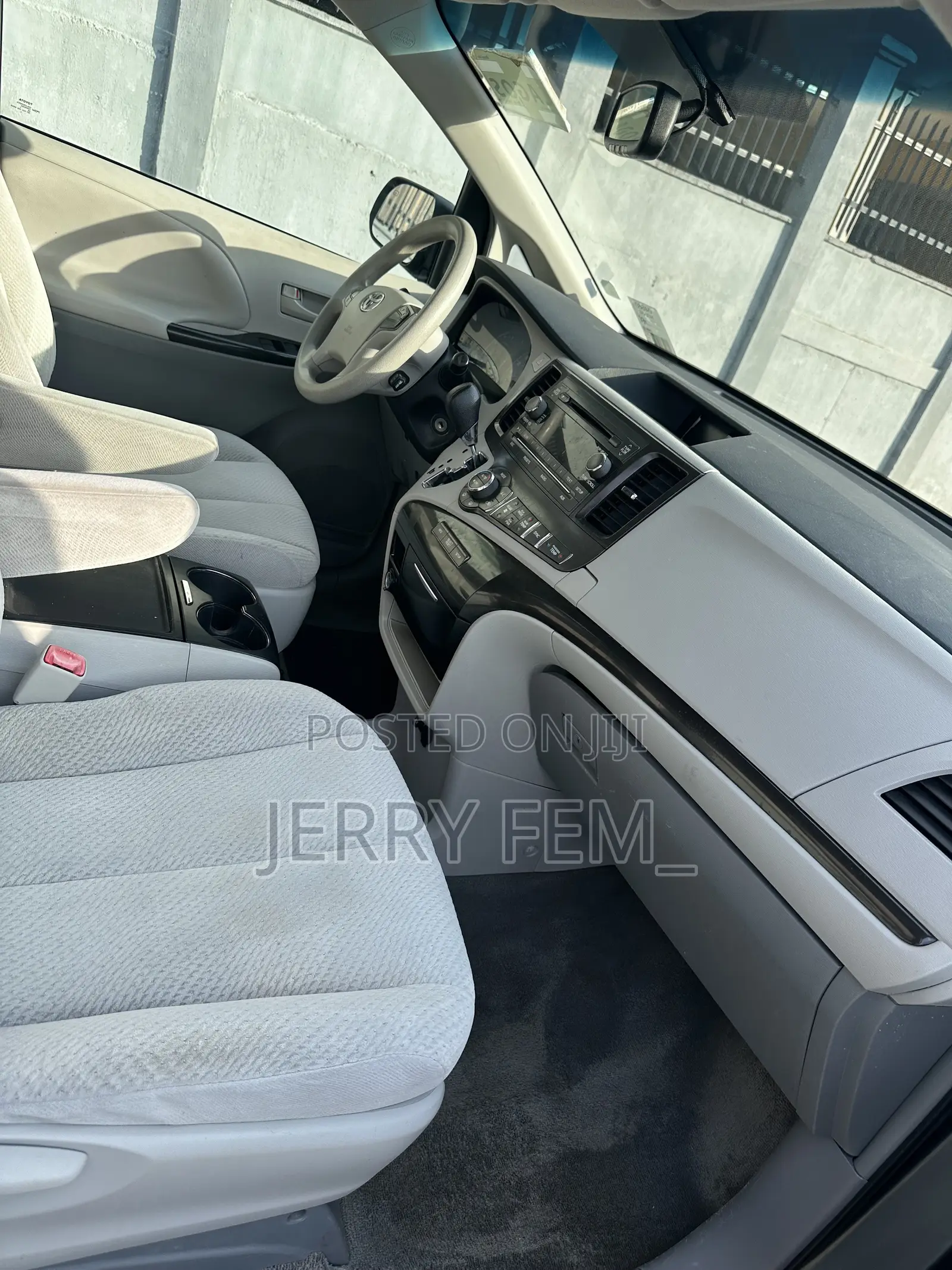 Toyota Sienna XLE FWD 8-Passenger 2013 Gray