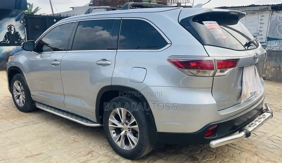 Toyota Highlander XLE 4dr SUV AWD (3.5L 6cyl 6A) 2015 Silver