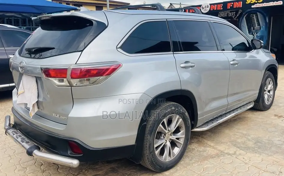 Toyota Highlander XLE 4dr SUV AWD (3.5L 6cyl 6A) 2015 Silver