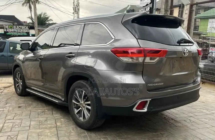Toyota Highlander XLE 4x4 V6 (3.5L 6cyl 8A) 2017 Gray