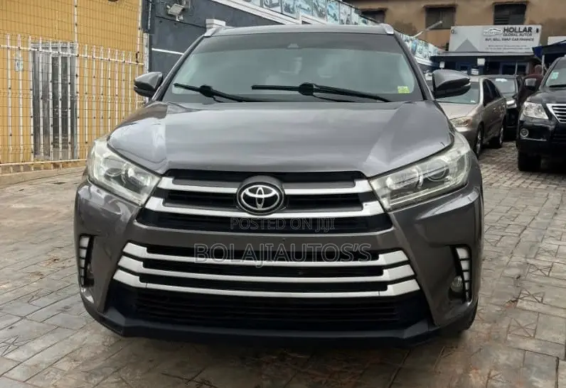 Toyota Highlander XLE 4x4 V6 (3.5L 6cyl 8A) 2017 Gray