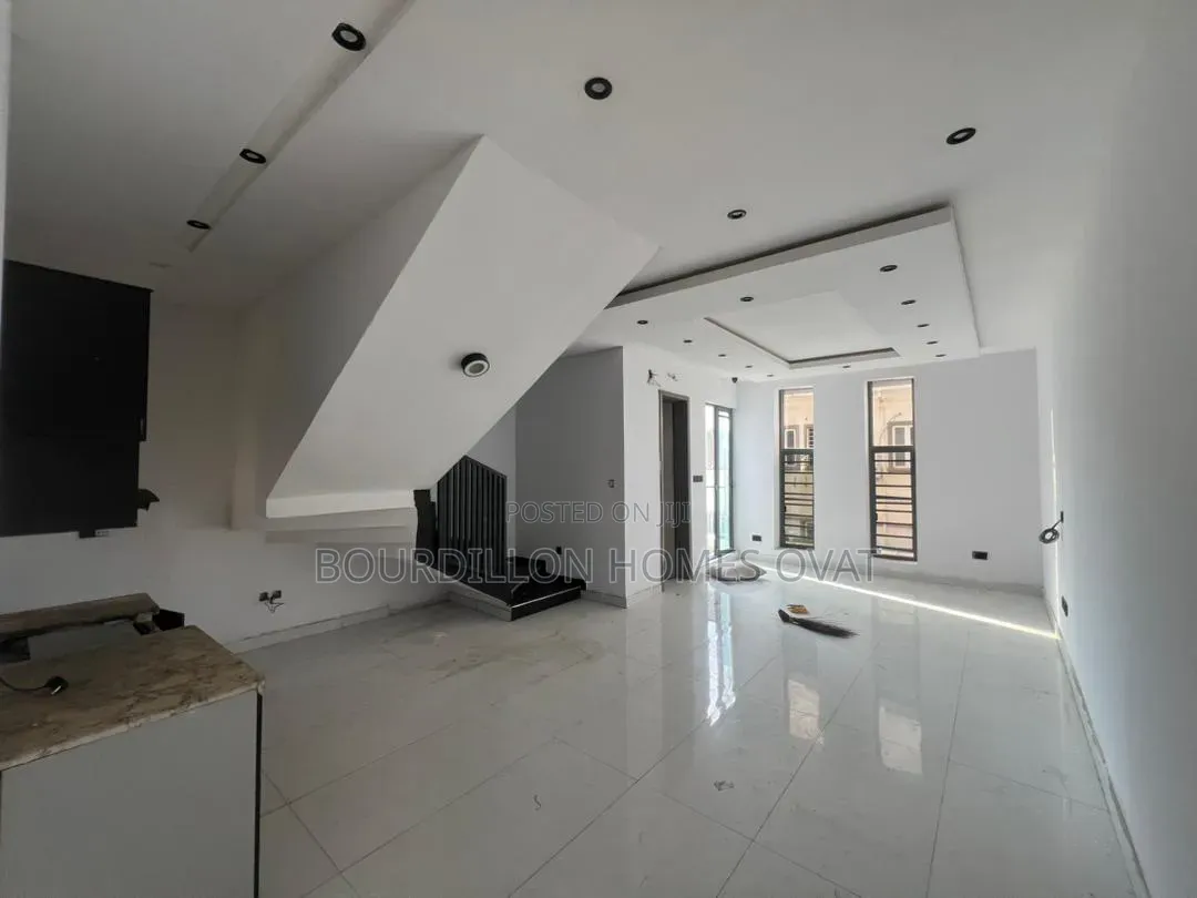 2bdrm Duplex in Ologolo Lekki Lagos for rent