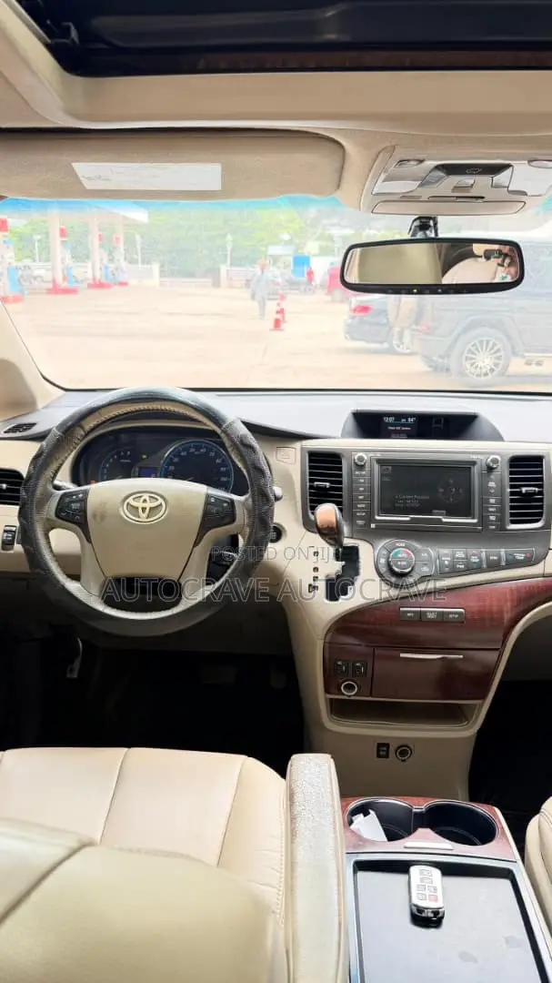 Toyota Sienna XLE 8 Passenger 2011 Gold