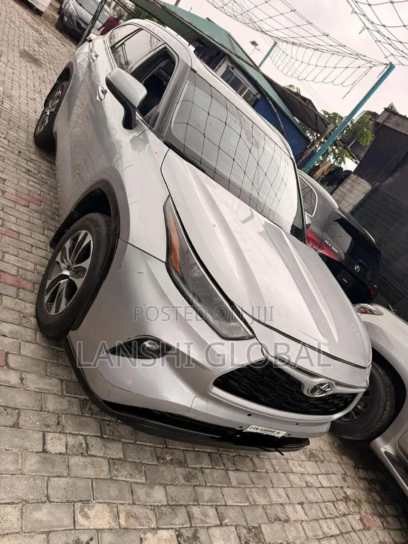 Toyota Highlander XLE 2021 Silver