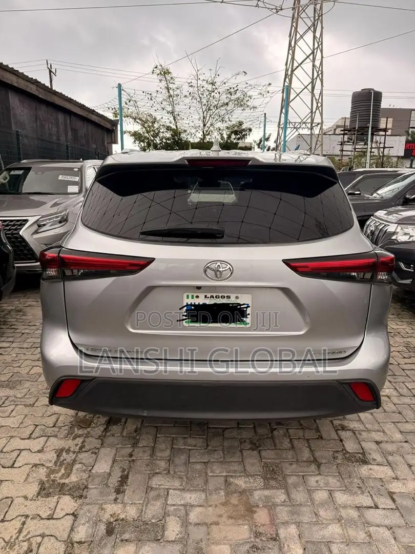 Toyota Highlander XLE 2021 Silver