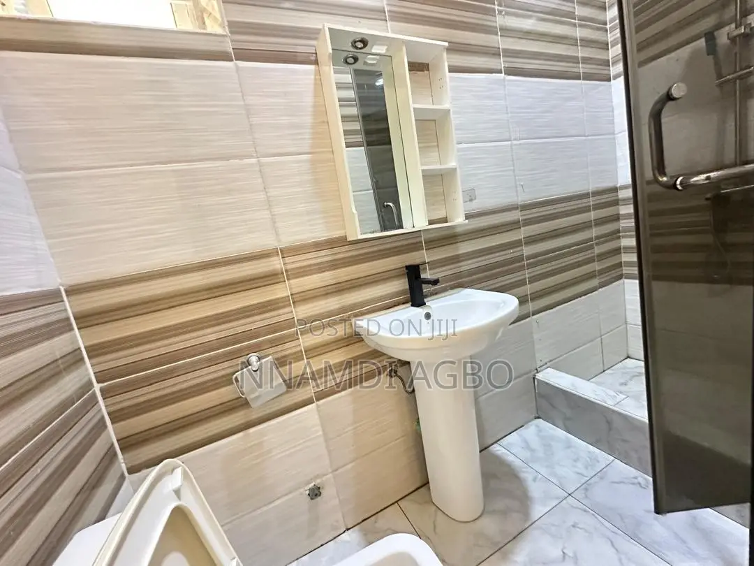 4bdrm Duplex in Chevron for rent