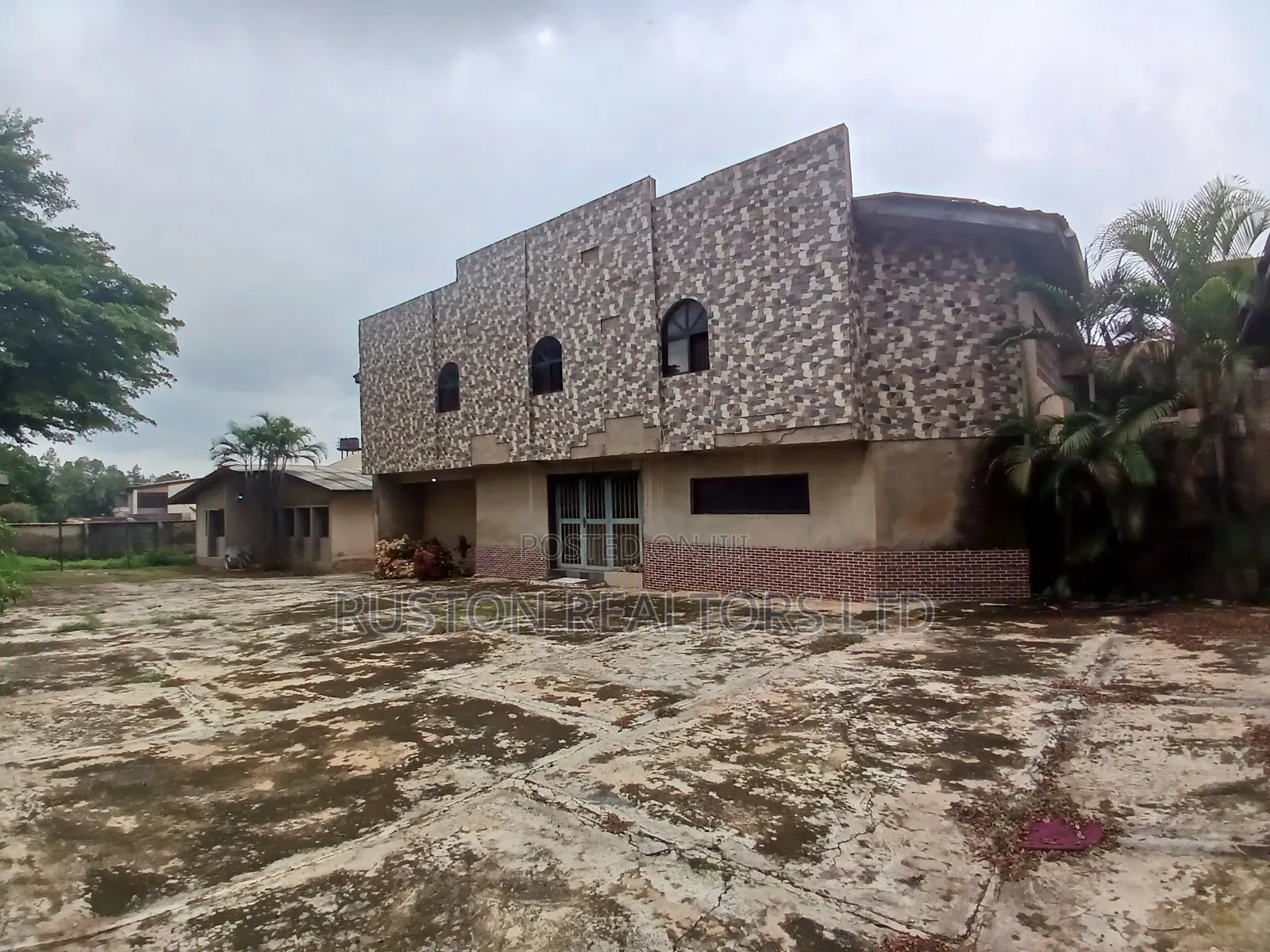 10bdrm Duplex in Agodi for sale