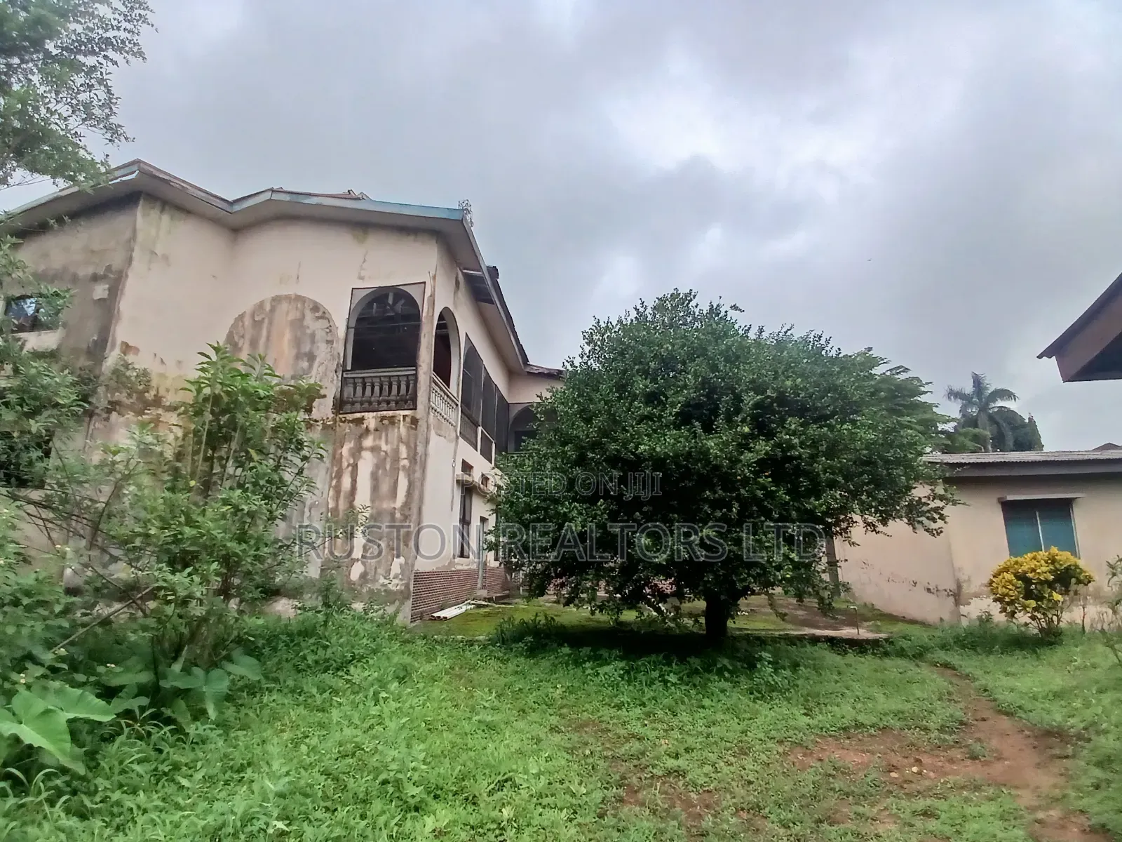10bdrm Duplex in Agodi for sale