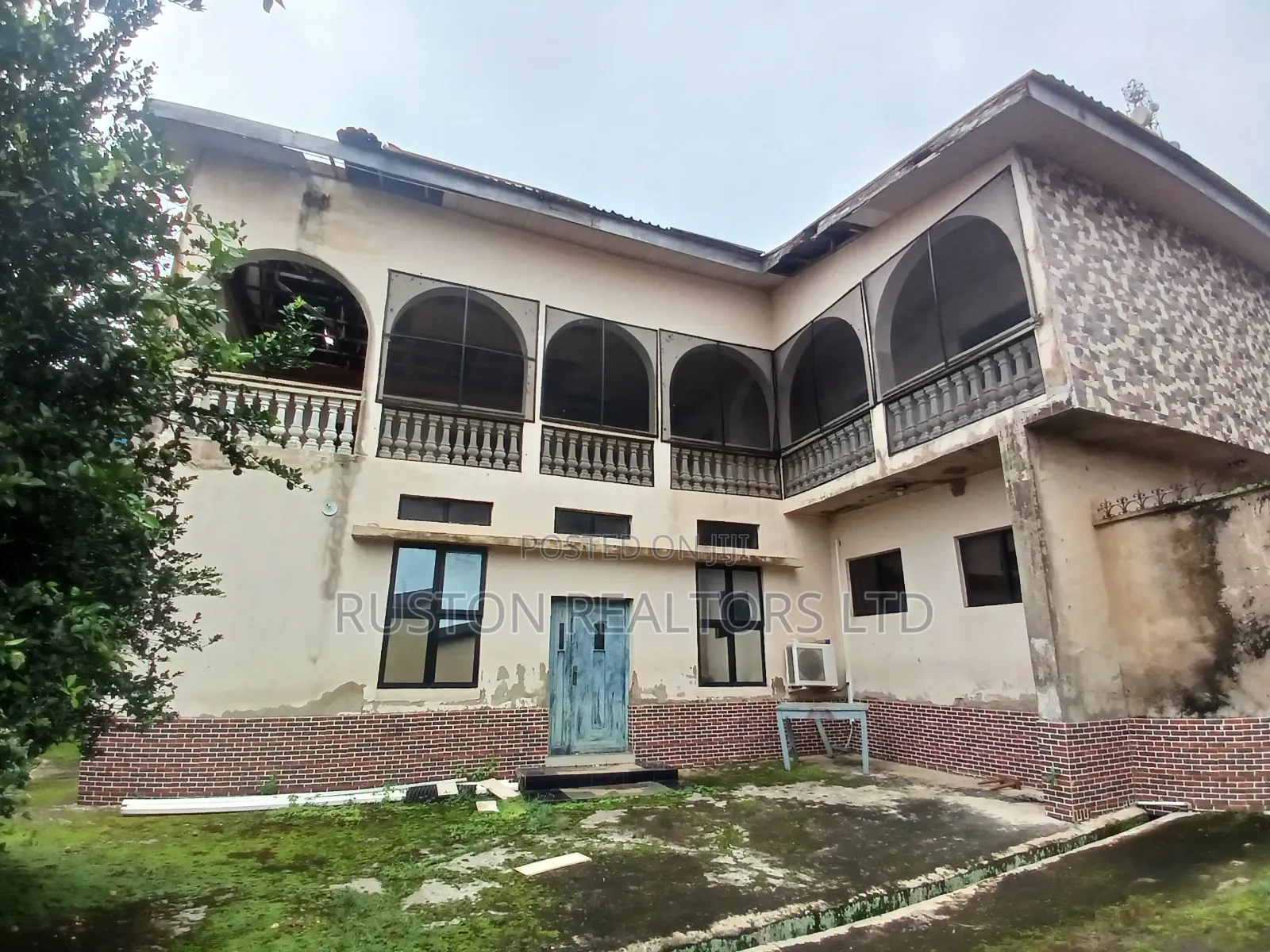 10bdrm Duplex in Agodi for sale