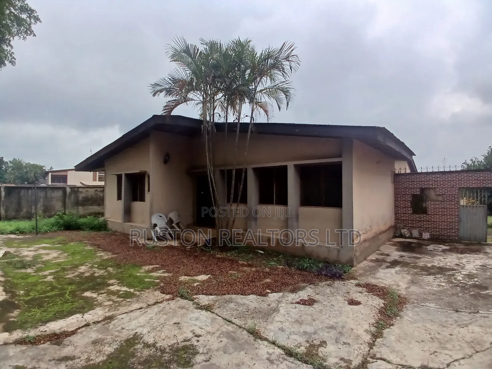 10bdrm Duplex in Agodi for sale