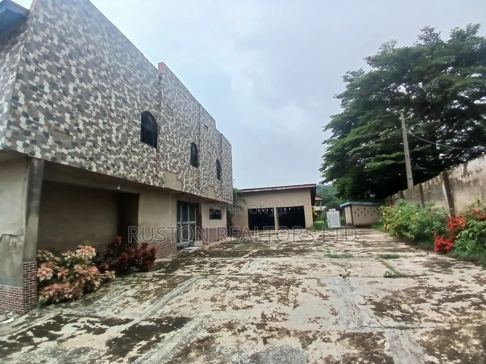 10bdrm Duplex in Agodi for sale
