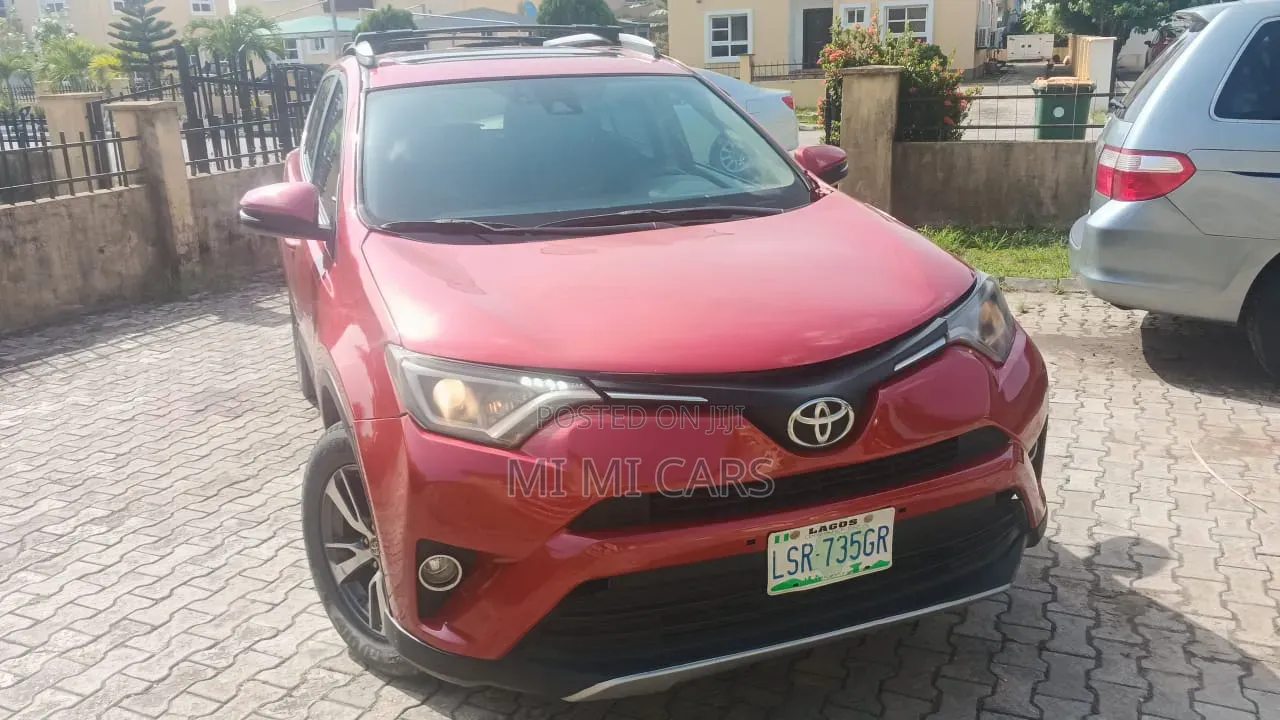 Toyota RAV4 XLE 4dr SUV (2.5L 4cyl 6A) 2018 Red