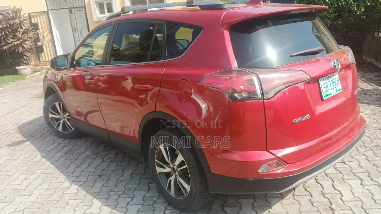 Toyota RAV4 XLE 4dr SUV (2.5L 4cyl 6A) 2018 Red