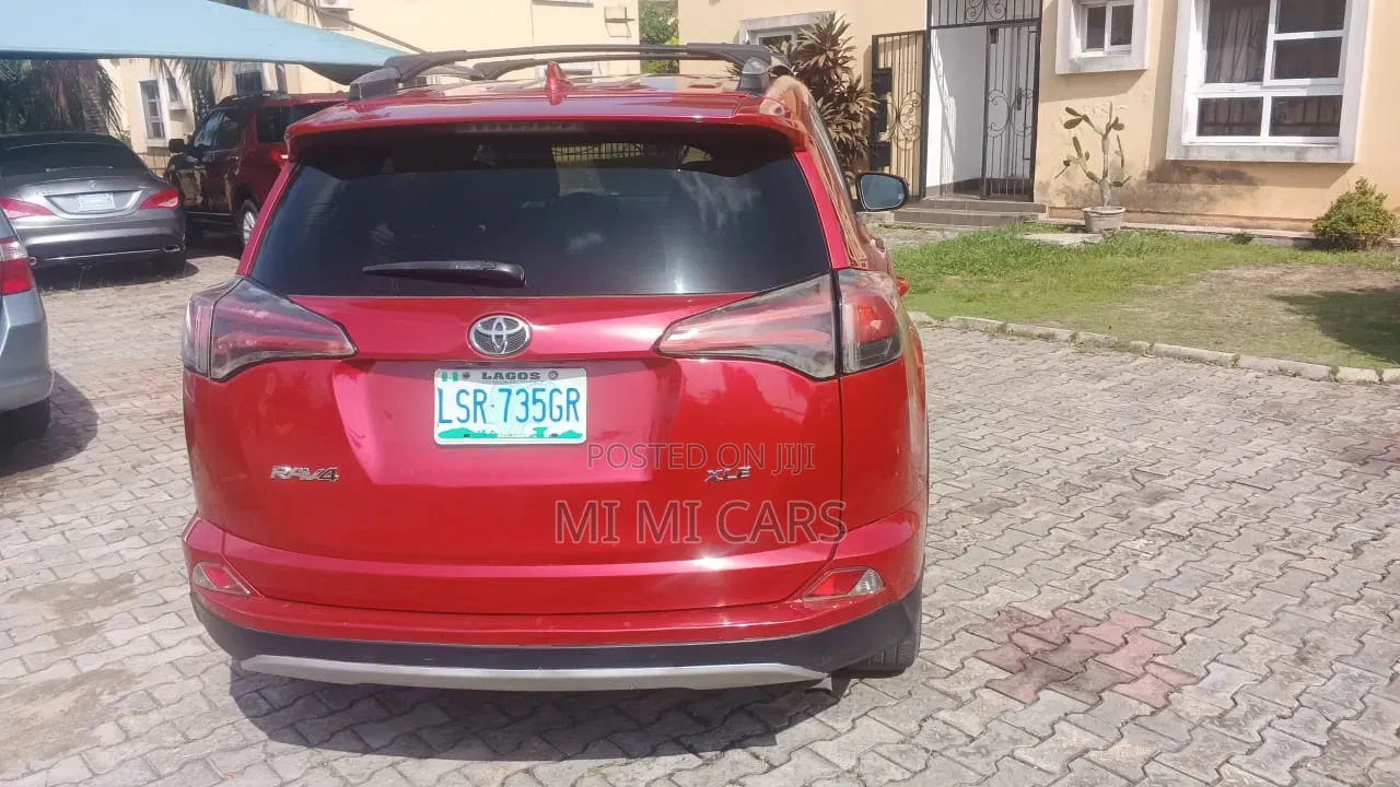 Toyota RAV4 XLE 4dr SUV (2.5L 4cyl 6A) 2018 Red
