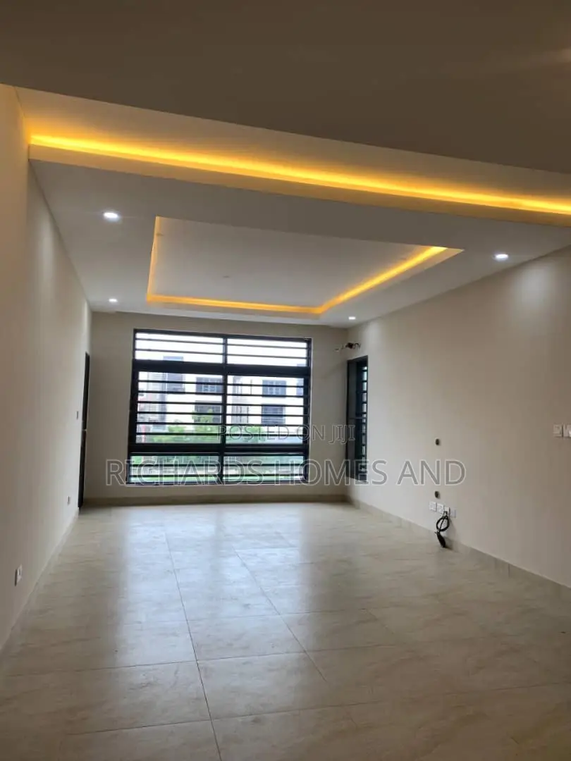 3bdrm Apartment in Lekki Phase 1 for rent