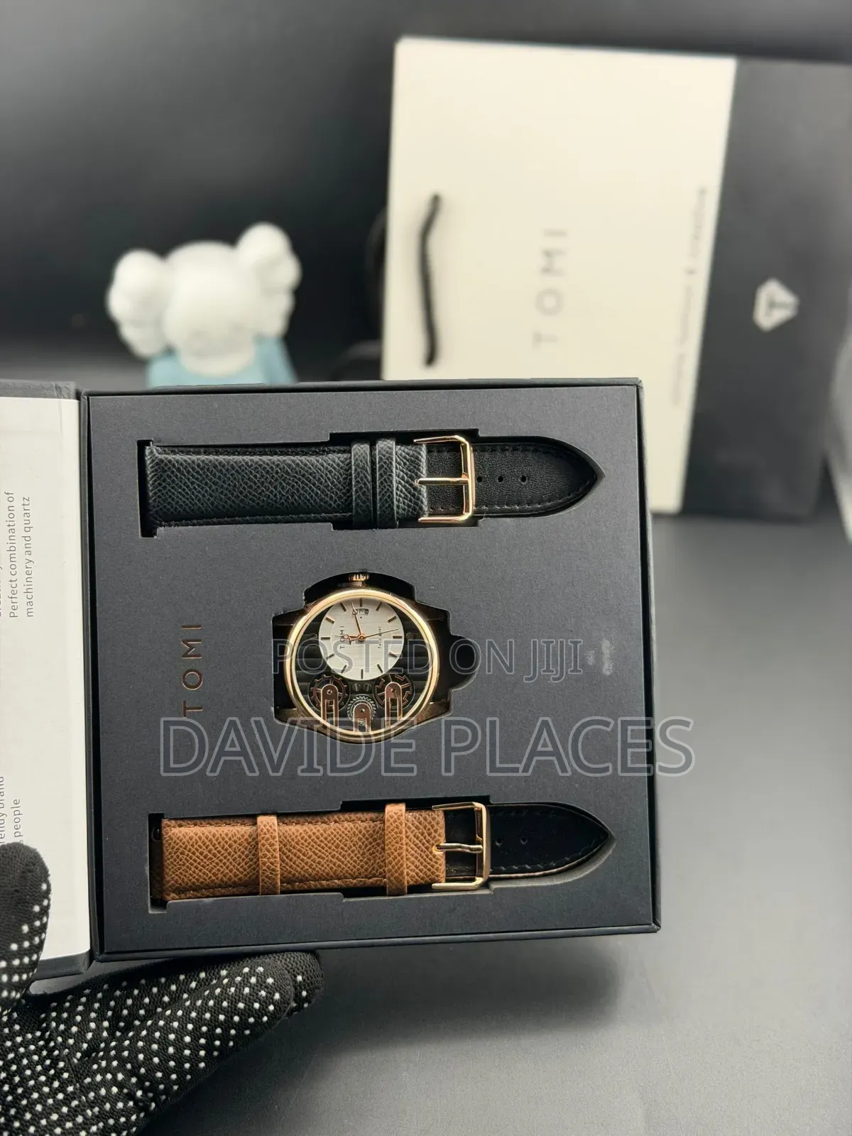Tomi Leather
This Watch Set Is Paired With Two Different Colored