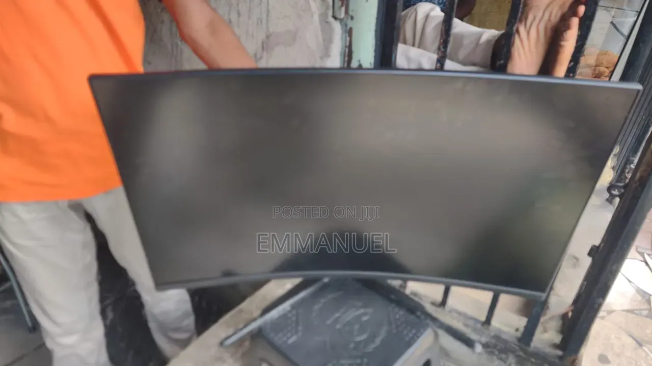 Curve Monitor 32 Inches