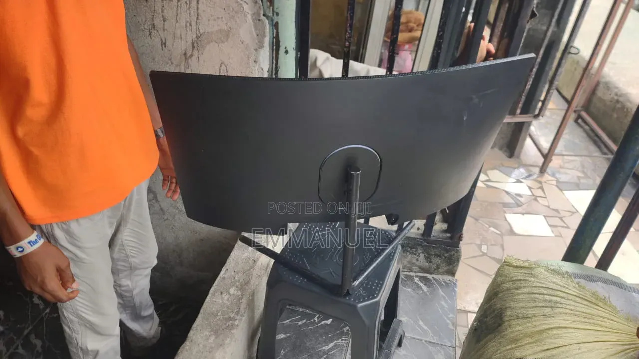 Curve Monitor 32 Inches