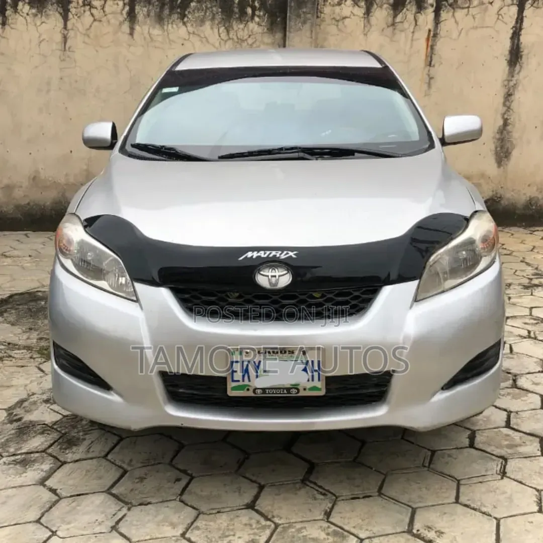 Toyota Matrix S Hatchback FWD (2.4L 4cyl 5A) 2010 Silver