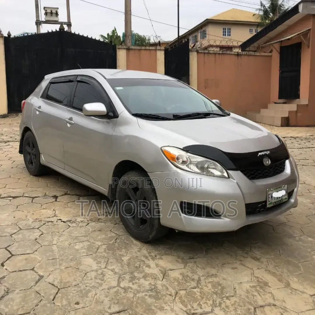 Toyota Matrix S Hatchback FWD (2.4L 4cyl 5A) 2010 Silver