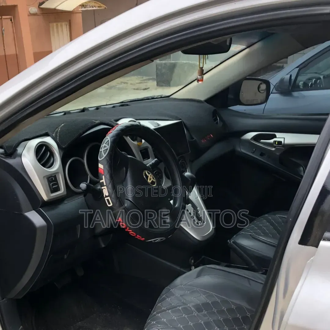 Toyota Matrix S Hatchback FWD (2.4L 4cyl 5A) 2010 Silver